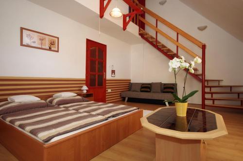 Posteľ alebo postele v izbe v ubytovaní Hellasz Apartman