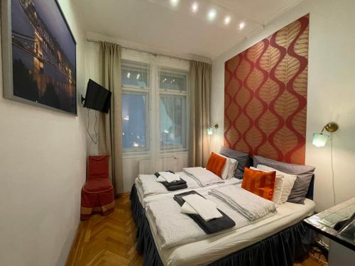 1 dormitorio con 1 cama con toallas en Centerpoint Panzio Digital Pansion Heritage Collection, en Budapest