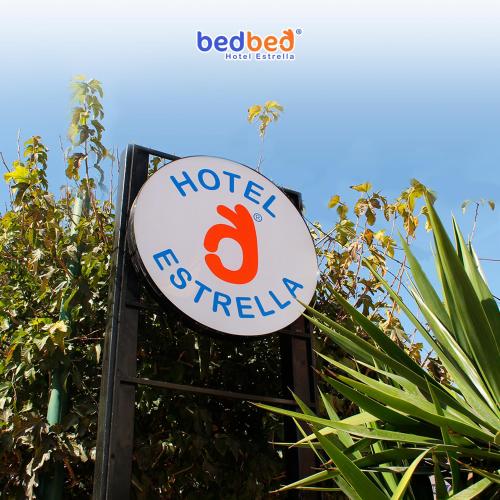 un panneau indiquant un panneau spécial de l'hôtel devant les arbres dans l'établissement Bed Bed Hotel Estrella, à Torreón