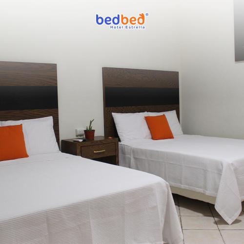 - deux lits assis l'un à côté de l'autre dans une pièce dans l'établissement Bed Bed Hotel Estrella, à Torreón