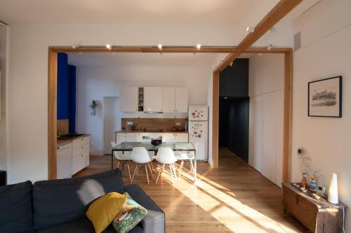 uma sala de estar com um sofá e uma mesa em Appartement Belfort - Centre - Métro - 6 pers em Toulouse