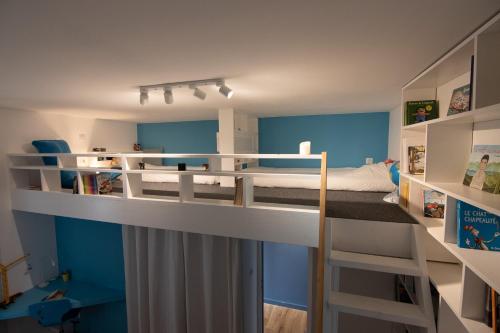 - une petite chambre avec des lits superposés et une échelle dans l'établissement Appartement Belfort - Centre - Métro - 6 pers, à Toulouse