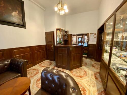 De lobby of receptie bij Hotel Klarinn Prague Castle