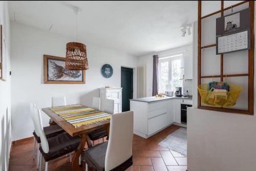 Una cocina con una mesa de madera y un comedor. en Casa Azalea, en Gravedona