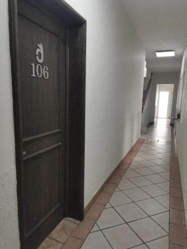 un couloir avec une porte dans un bâtiment dans l'établissement Bed Bed Hotel Estrella, à Torreón