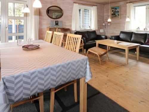 Helberskovにある6 person holiday home in Hadsundのダイニングルーム、リビングルーム(テーブル、椅子付)
