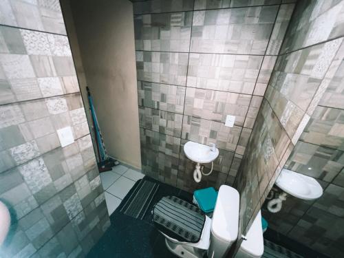 an overhead view of a bathroom with two toilets at VIP Ponta Verde in Maceió