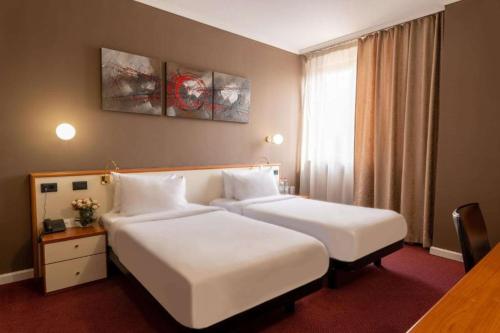  Best Western Plus Congress Hotel Yerevan -  Room  picture :   Tea/Coffee maker    Minibar    Shower                           