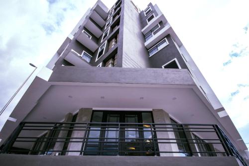 Manhattan Hotel Ipoh في ايبوه: عمارة سكنية طويلة مع شرفة