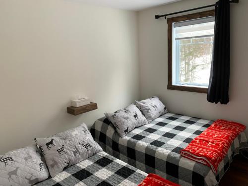 Un pat sau paturi într-o cameră la Condo Mont-Édouard 2