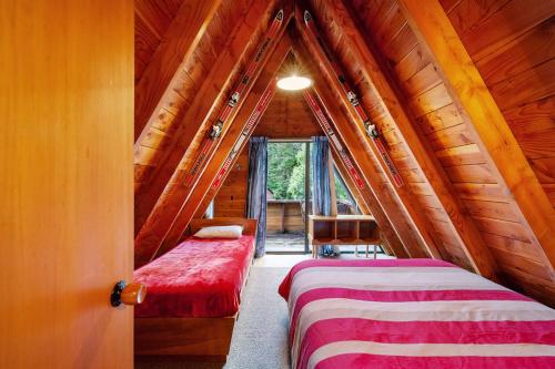 Un pat sau paturi într-o cameră la The Chill Out Chalet - Ohakune Holiday Home
