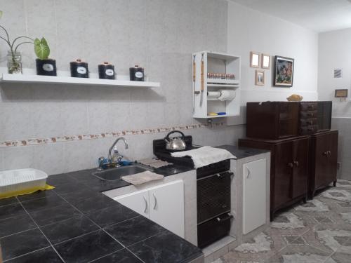 特爾馬斯德里奧翁多的住宿－Casa Termas，厨房配有水槽、炉灶和冰箱