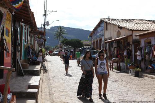 two girls walking down a street in a town at Hospedagem Sabor Da Trilha in Vale do Capao