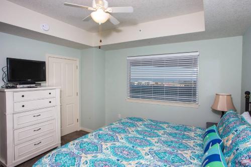 A bed or beds in a room at Destin West Beach Resort #609-1Br/2Ba-Sleeps 6