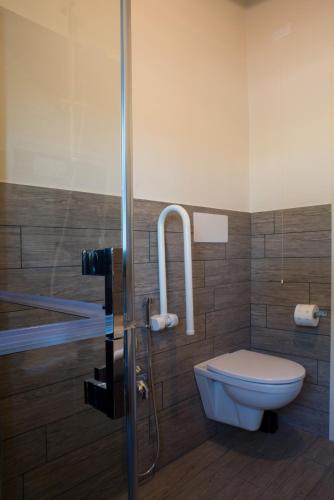 un baño con inodoro y ducha en Agriturismo Panorama, en Castelnuovo del Garda
