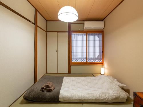 Postel nebo postele na pokoji v ubytování Yukari Shijo Kyoto