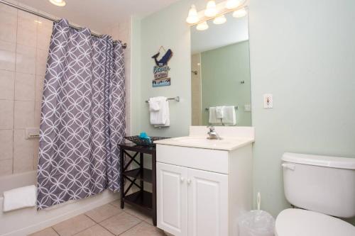 A bathroom at Destin West Beach Resort #609-1Br/2Ba-Sleeps 6