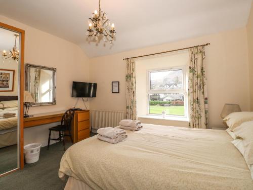 um quarto com uma cama e uma janela em Becksteps Cottage em Grasmere
