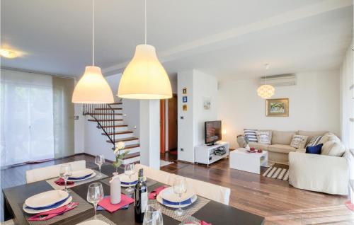 Posezení v ubytování Two-Bedroom Holiday Home In Banjole