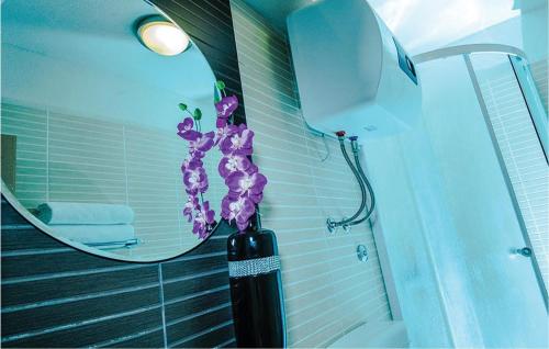 Koupelna v ubytování 2 Bedroom Awesome Apartment In Makarska