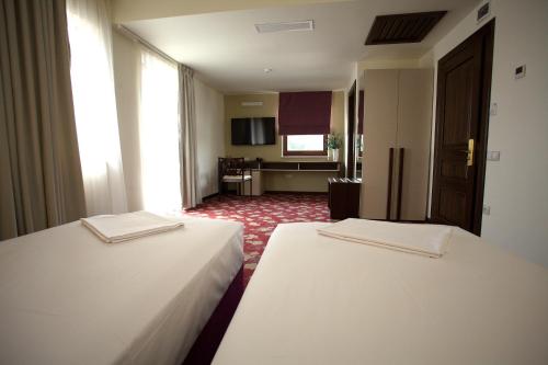 two beds in a hotel room with a room at Hotel Relax Craiova in Craiova