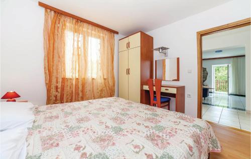صورة لـ 2 Bedroom Cozy Apartment In Grizane في Kostelj