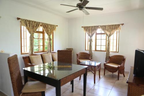 Χώρος καθιστικού στο Le Surmer Self Catering Chalets