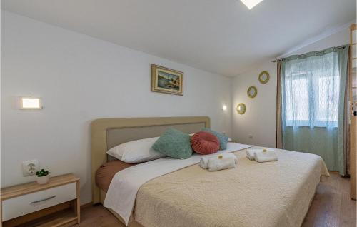 ein Schlafzimmer mit einem Bett mit Handtüchern darauf in der Unterkunft Amazing Apartment In Vir With Wifi in Vir