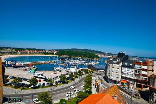 una vista aérea de un puerto deportivo en una ciudad en Hotel Cachalote, en Portonovo