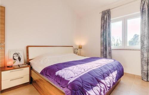 - une chambre avec un lit violet et une fenêtre dans l'établissement Awesome Home In Valtura With Wifi, à Valtura