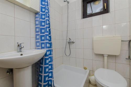 een badkamer met toilet en wastafel bij Apartments Marko in Drage