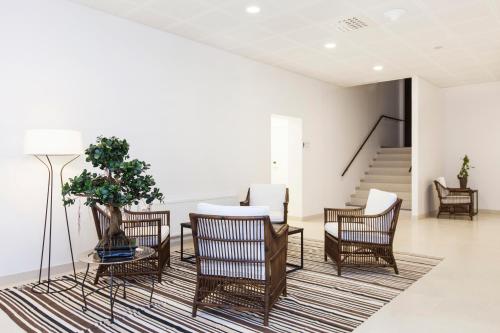 a dining room with a table and chairs at Elite Hotel Ideon, Lund in Lund