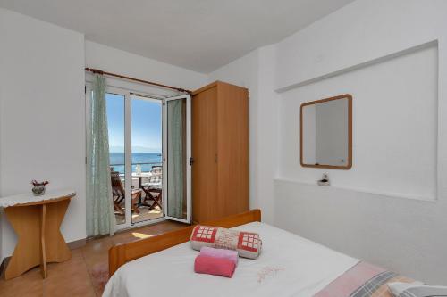Posteľ alebo postele v izbe v ubytovaní Apartments Robinzon Nikola