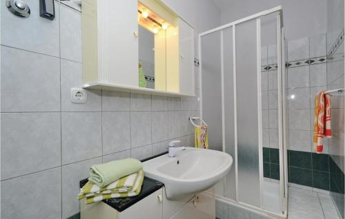 uma casa de banho branca com um lavatório e um chuveiro em Gorgeous Home In Labin With Kitchen em Labin