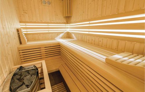 un interior de una sauna con un banco en ella en Awesome Home In Brod Na Kupi With Sauna, en Brod na Kupi