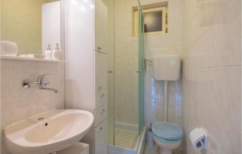 Ванна кімната в Nice Home In Vrgorac With Kitchen