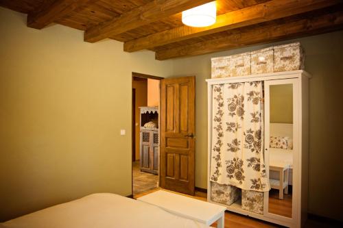 a bedroom with a bed and a door with a window at Apartamentos turísticos LAS CARBALLEDAS in Rabanal del Camino