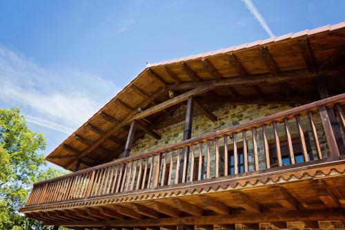 a wooden deck on the side of a building at Apartamentos turísticos LAS CARBALLEDAS in Rabanal del Camino