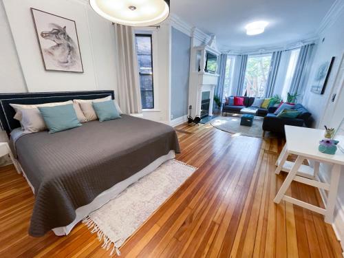 a bedroom with a bed and a living room at Perfect Wrigleyville Stay in Chicago