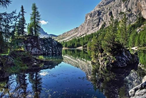 a lake in the middle of a mountain at Sporthotel Europa Sul Lago in Alleghe