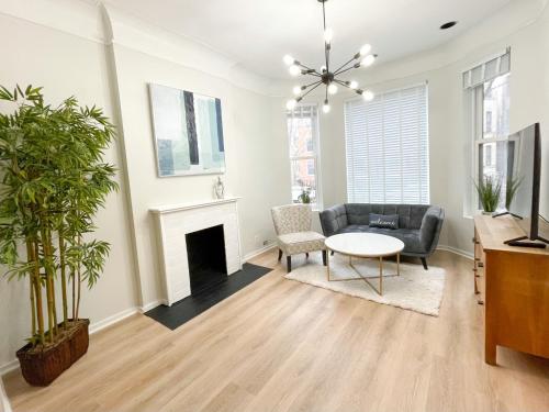 uma sala de estar com um sofá e uma lareira em Wrigleyville Friends Unit - 5bdrm em Chicago