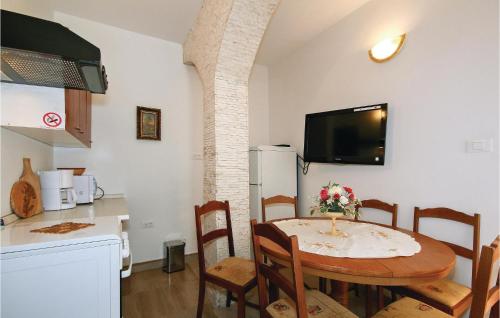 Η κουζίνα ή μικρή κουζίνα στο Beautiful Apartment In Umag With Wifi
