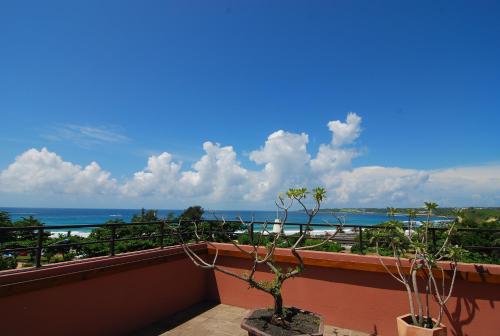 a balcony with a view of the ocean at A&L Inn 戀灣旅棧 in Nanwan