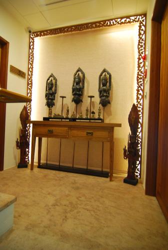a room with a table with statues on it at A&L Inn 戀灣旅棧 in Nanwan