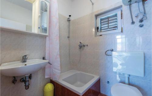 Vannituba majutusasutuses 2 Bedroom Lovely Apartment In Okrug Donji