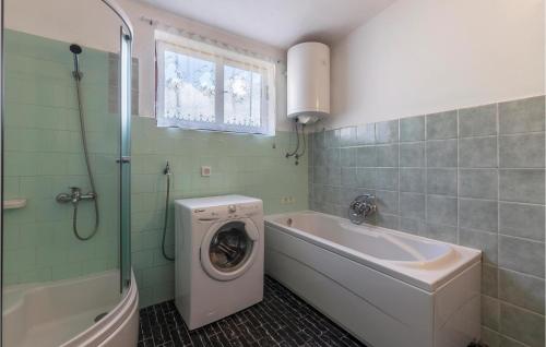 Ένα μπάνιο στο Amazing Apartment In Valtura With Kitchen
