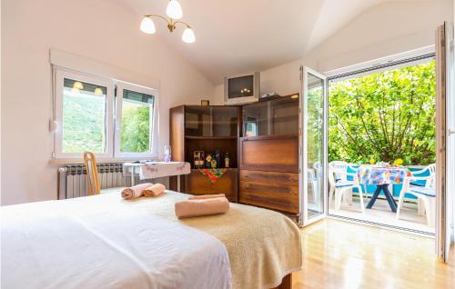 een slaapkamer met een bed en een glazen schuifdeur bij Gorgeous Home In Slivno With Wifi in Slivno