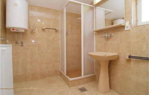 a bathroom with a shower and a toilet and a sink at Cozy Apartment In Jadrtovac With House Sea View in Jadrtovac