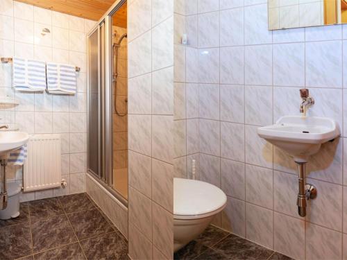 Ett badrum på Spacious Apartment with Sauna in Kappl