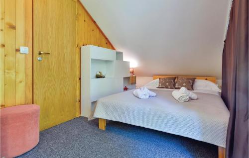 a bedroom with a bed with towels on it at Gorgeous Home In Trstenik Puscanski in Trstenik Pušćanski